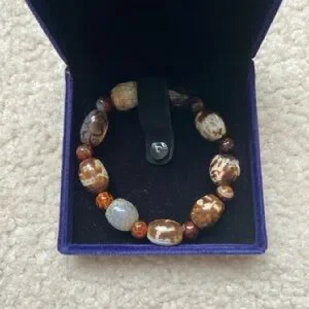 NWOT Brown & Cream Agate Beaded Stretch Bracelet in blue velvet gift box